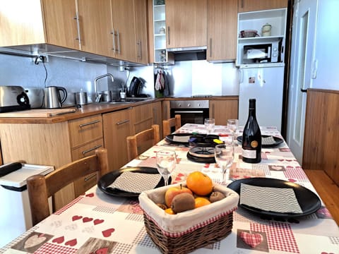 Coffee/tea facilities, Kitchen or kitchenette, oven, stove