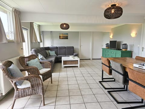 TV and multimedia, Seating area, Dining area