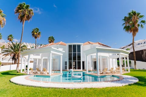 Patio, Garden, Balcony/Terrace, Seating area, Swimming pool