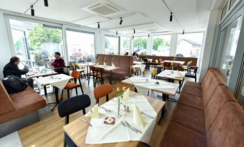 Restaurant/places to eat, Food and drinks, Seating area, Food