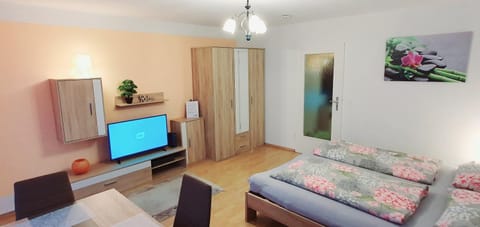 Bed, TV and multimedia, Living room, Photo of the whole room, Seating area, Evening entertainment, wardrobe