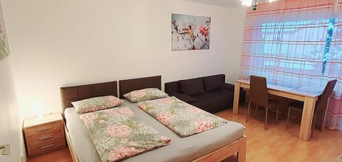 Bed, Living room, Photo of the whole room, Seating area, Dining area