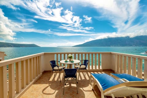 Day, Natural landscape, View (from property/room), Balcony/Terrace, Seating area, Lake view, Mountain view, River view, Sea view