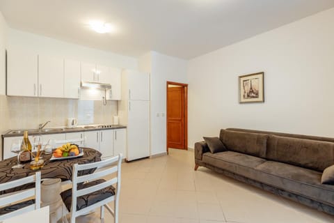 Kitchen or kitchenette, Living room, Food and drinks, Seating area, Dining area, Food, stove