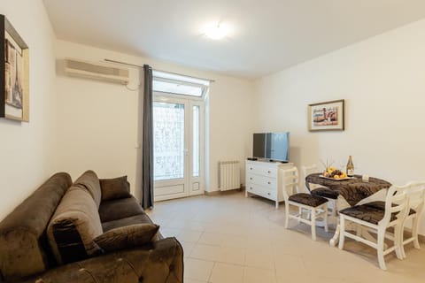 Communal lounge/ TV room, TV and multimedia, Living room, Seating area, Dining area, air conditioner