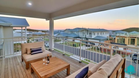 Property building, Patio, Day, View (from property/room), Balcony/Terrace, Floor plan, Dining area