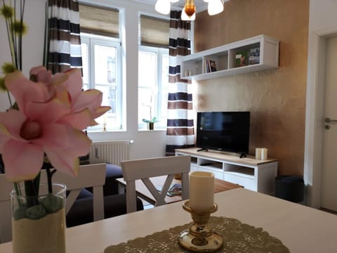 TV and multimedia, Living room, Seating area, Dining area