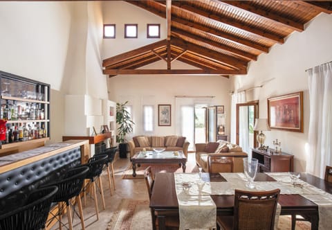 Living room, Photo of the whole room, Decorative detail, Decorative detail, Seating area, Dining area