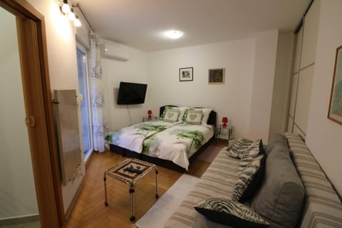 Bed, Photo of the whole room, Family