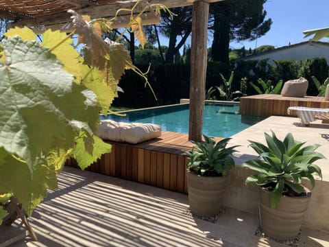Shower, Patio, BBQ facilities, Garden, Balcony/Terrace, Dining area, Swimming pool, Swimming pool
