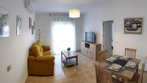 TV and multimedia, Living room, Lounge or bar, Seating area, Dining area