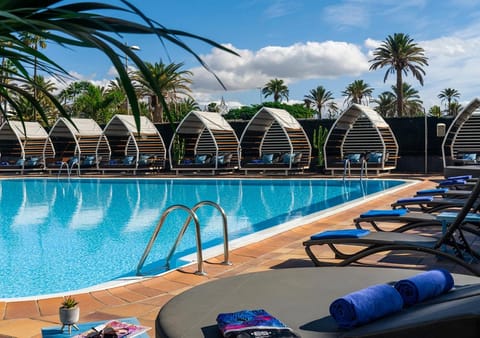 Swimming pool, sunbed