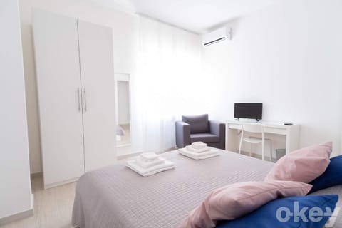 Bed, TV and multimedia, Photo of the whole room, Bedroom, towels, wardrobe, air conditioner