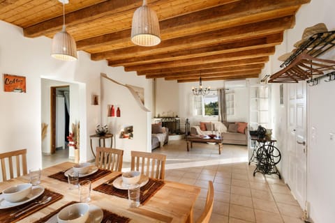 Kitchen or kitchenette, Living room, Seating area