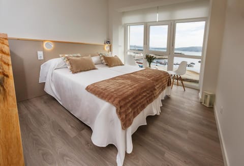 Bed, Photo of the whole room, Bedroom, Sea view, Area and facilities
