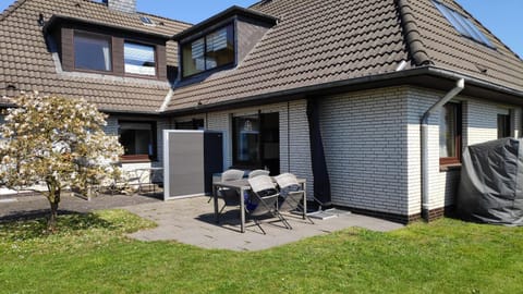 Property building, Spring, Day, Garden, Garden, Balcony/Terrace, Seating area, Dining area, On site, Garden view
