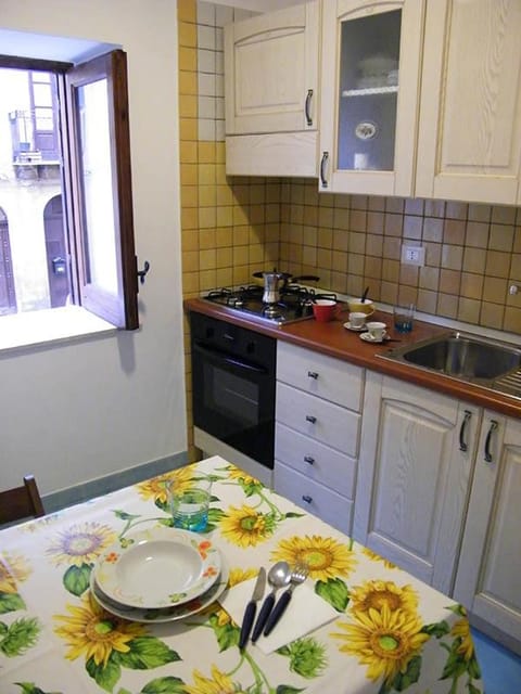 Kitchen or kitchenette, Dining area, Communal kitchen