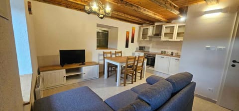 Summer, TV and multimedia, Living room, Seating area, Dining area