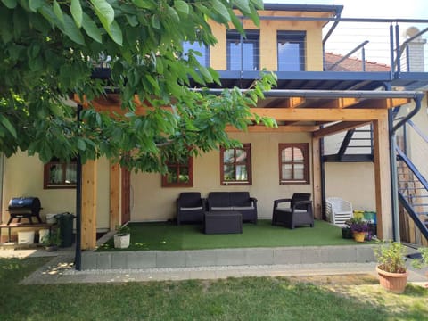 Property building, Summer, Garden, Balcony/Terrace