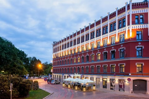 Property building, Nearby landmark, Facade/entrance, Neighbourhood, Logo/Certificate/Sign, City view