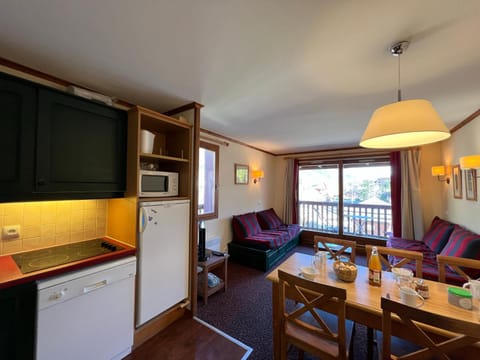 Kitchen or kitchenette, Living room, Dining area, oven, stove