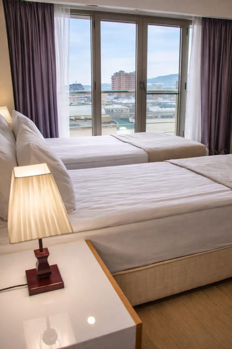 Bed, View (from property/room), Bedroom, City view