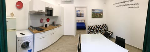 Kitchen or kitchenette, Photo of the whole room, minibar, washing machine, air conditioner