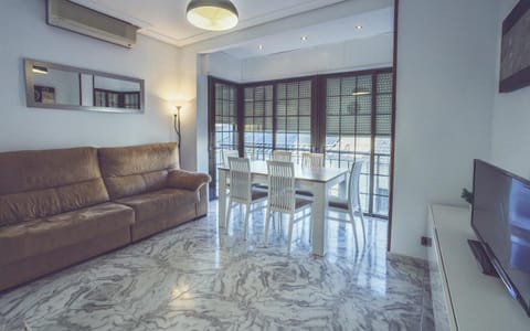 TV and multimedia, Living room, Seating area, Dining area, air conditioner