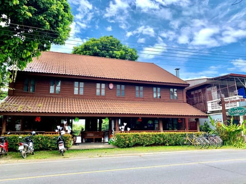 Facade/entrance