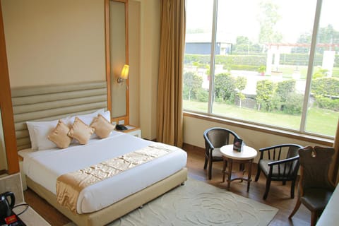 Bed, Garden, View (from property/room), Photo of the whole room, Seating area, Bedroom, Garden view