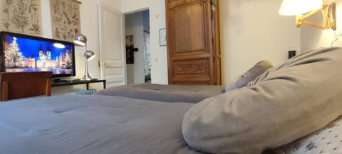 Bed, TV and multimedia, Photo of the whole room, Bedroom