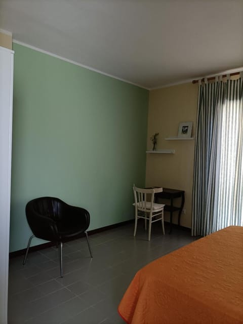 Bed, Living room, Photo of the whole room, Bedroom, hair dresser