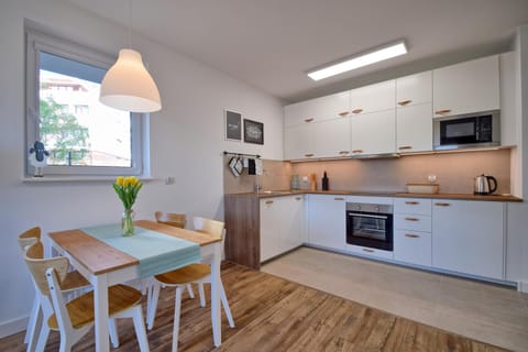 Kitchen or kitchenette, Dining area