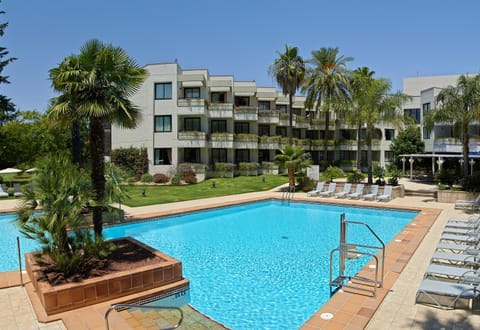 Property building, Garden, Swimming pool, sunbed