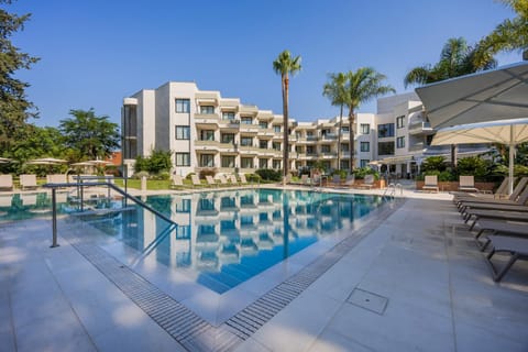 Property building, Off site, Swimming pool, sunbed