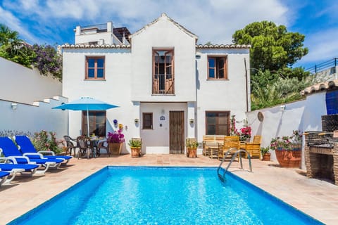 Property building, Patio, Pool view, Swimming pool, sunbed