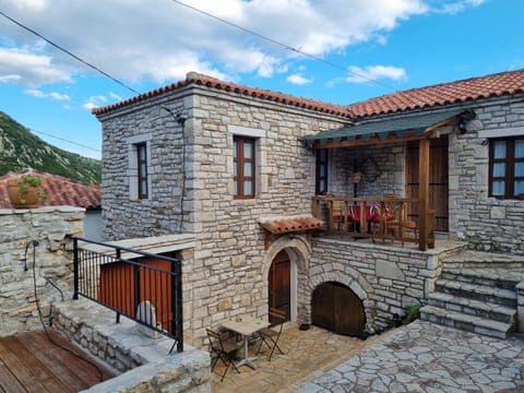 Property building, Patio, Facade/entrance, Spring, Day, Natural landscape, Decorative detail, Seating area, Landmark view, Mountain view