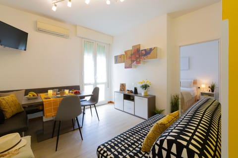 TV and multimedia, Living room, Dining area, air conditioner