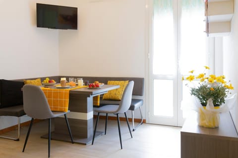 TV and multimedia, Living room, Dining area