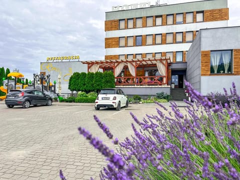 Property building, Spring, Day, Neighbourhood, Balcony/Terrace, Street view, Location, Parking