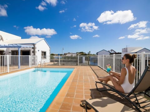 Garden, Garden, Solarium, Garden view, Swimming pool, sunbed