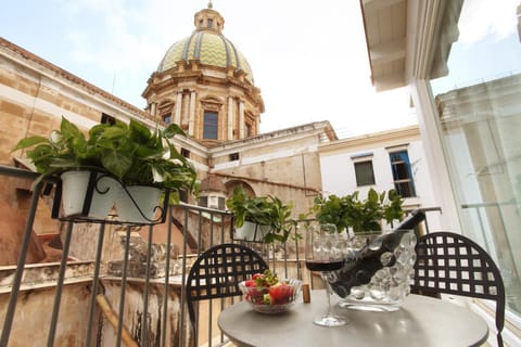 Property building, Patio, Day, View (from property/room), Balcony/Terrace, Food and drinks, Dining area, Food, Drinks, Alcoholic drinks