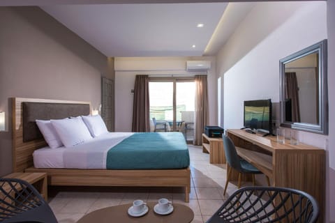 TV and multimedia, Balcony/Terrace, Living room, Photo of the whole room, Bedroom