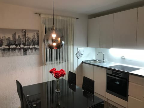 Property building, Facade/entrance, Kitchen or kitchenette, Dining area, Area and facilities