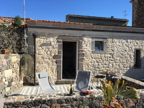 Property building, Patio, Garden, Balcony/Terrace