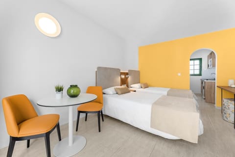Bed, Living room, Photo of the whole room, Seating area, Bedroom
