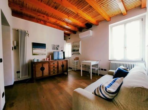 TV and multimedia, Kitchen or kitchenette, Living room, Dining area, Inner courtyard view