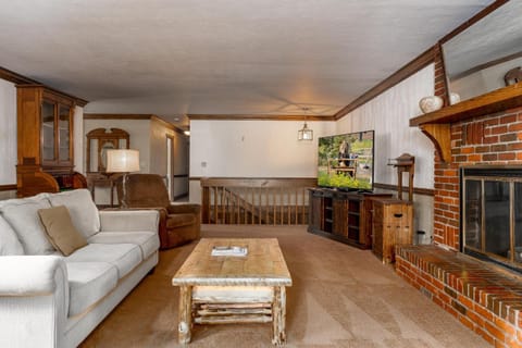 TV and multimedia, Living room, Seating area, flat iron