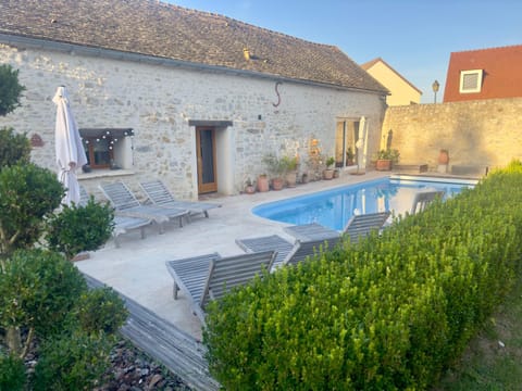 Swimming pool, sunbed