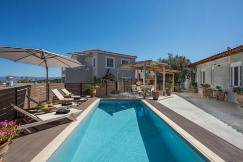 Property building, Balcony/Terrace, Swimming pool, Swimming pool